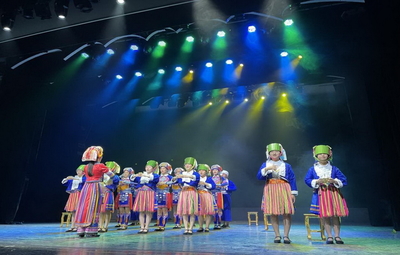 贺州市平桂区民族学校“土瑶娃”亮相广西儿童剧院大舞台